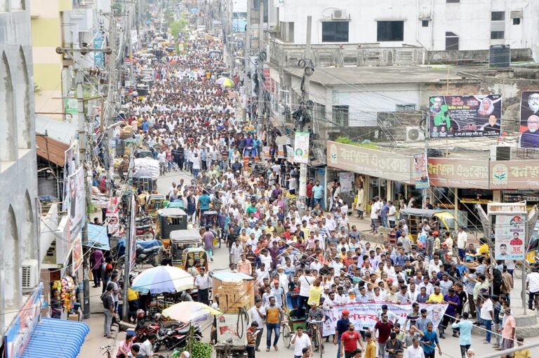 সরকার পতন ঠেকাতে খালেদা জিয়াকে পাতানো মামলায় কারারুদ্ধ করেছে