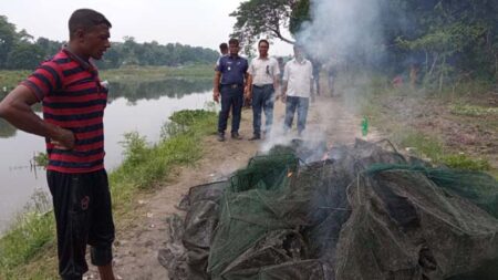 কল্যাণ : গতকাল ঝিকরগাছায় ভ্রাম্যমাণ আদালত কপোতাক্ষ নদে অভিযান চালিয়ে ৩০০ মিটার নিষিদ্ধ জাল ধ্বংস করে।