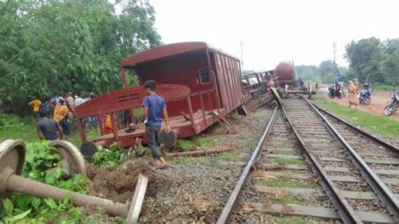 যশোরে তেলবাহী ট্যাংকার লাইনচ্যুত, রেলযোগাযোগ বন্ধ