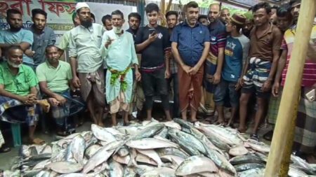 বঙ্গোপসাগরে এক জেলে পেলেন ৪০ লাখ টাকার ইলিশ