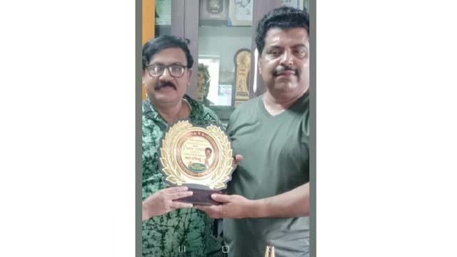 তিতুমীর ফ্যান ক্লাবের পক্ষ থেকে তৃণমূলের বর্ষিয়ান নেতা নারায়ণ গোস্বামীকে সংবর্ধনা