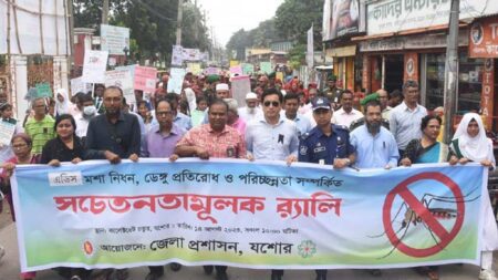 সোমবার সকালে যশোর শহরে ডেঙ্গু প্রতিরোধে সচেতনতামূলক র‌্যালি বের করা হয়