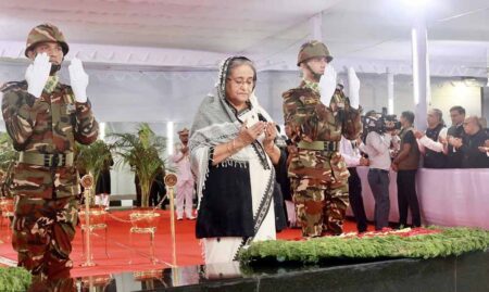 জাতীয় শোক দিবসটুঙ্গিপাড়ায় বঙ্গবন্ধুর সমাধিতে শ্রদ্ধা জানালেন প্রধানমন্ত্রী