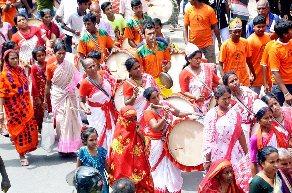 বিপুল সংখ্যক ভক্ত ও হিন্দু ধর্মালম্বীরা বাদ্য বাজনা নিয়ে হাজির হন।
