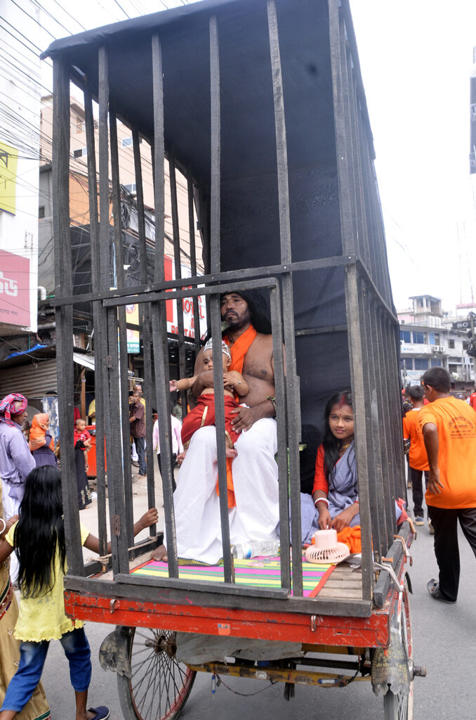  হিন্দু সম্প্রদায়ের নারী-পুরুষেরা ধর্মীয় নানা সাজ-সজ্জাসহ বাহারি সাজে সেজে শোভাযাত্রায় অংশগ্রহণ করে।