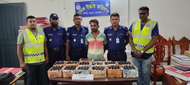 যশোরে সাড়ে ৩শ’ বোতল ফেনসিডিলসহ মাদক ব্যবসায়ী আটক
