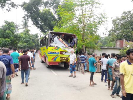 যশোরে ইজিবাইক ও যাত্রীবাহী বাসের মুখোমুখি সংঘর্ষে নিহত ১