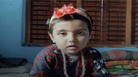 ডেঙ্গু বাবাকে চুমু খেয়ে ঘুমানো শিশুটি আর জাগল না!