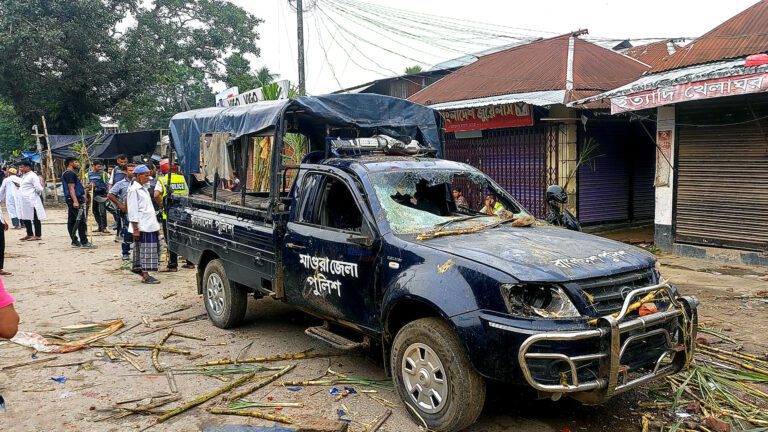 মাগুরার মহম্মদপুরে বিএনপির প্রতিষ্ঠাবার্ষিকী উদযাপনের সময় হঠাৎ পুলিশের ওপর হামলা করা হয়। এ সময় পুলিশের একটি গাড়ি ভাঙচুর করে বিএনপির নেতাকর্মীরা।