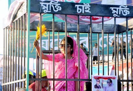 প্রতীকী কারাগারে খালেদা জিয়ার সাজে শিশু