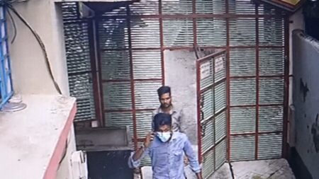 যশোরে দিনে দুপুরে বিমানবাহিনী কর্মকর্তাদের ভবনে চুরি