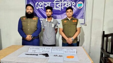 যশোরে অস্ত্র-গুলি বার্মিজ চাকুসহ যুবক আটক