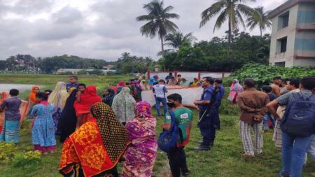 মাগুরায় বেগম (৬৫) নামে নিখোঁজ এক নারীর মরদেহ উদ্ধার করে পুলিশ। ছবি: সময় সংবাদ মাগুরায় বেগম (৬৫) নামে নিখোঁজ এক নারীর মরদেহ উদ্ধার করে পুলিশ