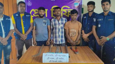 সাতক্ষীরায় অস্ত্রসহ তিন ডাকাত গ্রেফতার