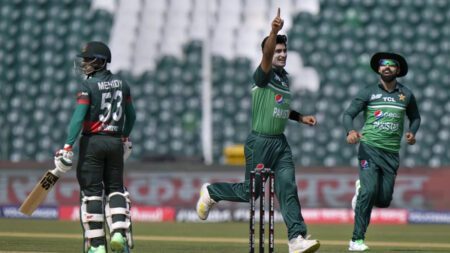ব্যাটিং ব্যর্থতায় বাংলাদেশের বড় হার