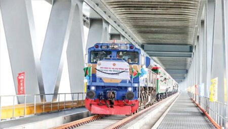 লম্বা হুইসেল বাজিয়ে পদ্মা সেতু পার হল ট্রেন