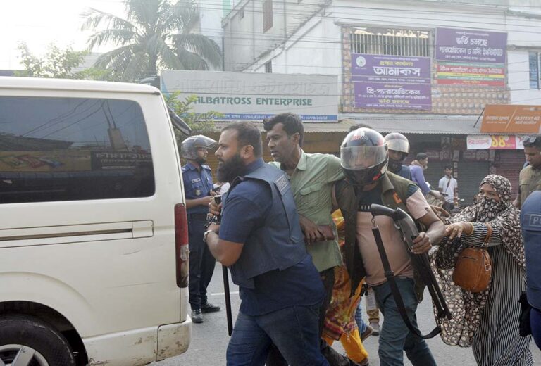 হরতালে যশোর থেকে দূরপাল্লার কোনো বাস ছাড়েনি, বিএনপির মিছিল থেকে ৫০ নেতাকর্মী আটক