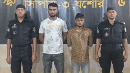 অস্ত্র ও বোমাসহ যশোরে চিহ্নিত সন্ত্রাসী কুদরতসহ দুজন আটক