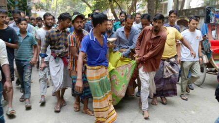রাজধানীতে ‘বাসে আগুন দিয়ে পালানোর সময়’ একজনের মৃত্যু