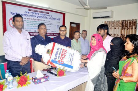 যশোরে ডেঙ্গু রোগীর চিকিৎসায় ১০০ ব্যাগ স্যালাইন হস্তান্তর