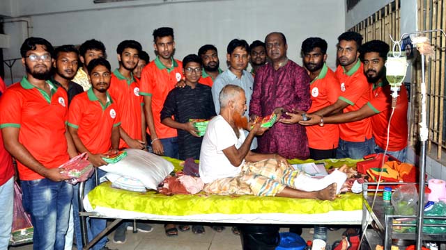 যশোর ফুড ব্যাংকের উদ্যোগে রোগীদের মাঝে খাবার বিতরণ