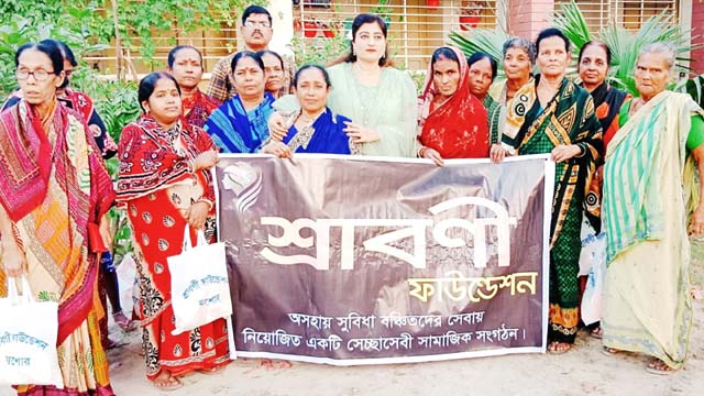 শ্রাবণী ফাউন্ডেশনের উদ্যোগে দূর্গাপূজায় খাদ্য সামগ্রী বিতরণ