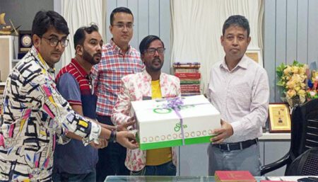জন্মদিনে গোয়েন্দা কার্যালয়ে হিরো আলম, ডিবিপ্রধান দিলেন কেক উপহার