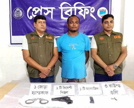 অস্ত্র-গুলি-হ্যান্ডকপাসহ সন্ত্রাসী মনিরুল আটক