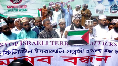 ফিলিস্তিনে ইসরাইলি হামলার প্রতিবাদে সাতক্ষীরায় মানববন্ধন