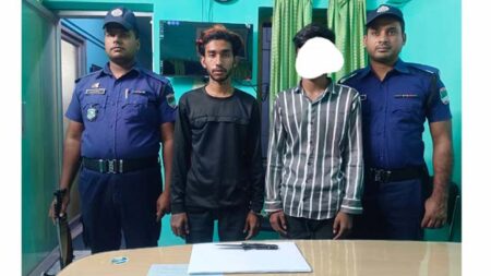 যশোরে দোকান কর্মচারী খুনের জড়িত দুইজন চাকুসহ গ্রেপ্তার শোর সদরের ঝুমঝুমপুর এলাকার রাজিম ওরফে সজিব (১৭) হত্যাকাণ্ডে আটককৃতরা-ফাইল ছবি