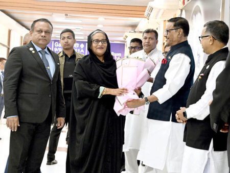 সৌদি আরব থেকে দেশে ফিরেছেন প্রধানমন্ত্রী