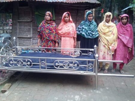 ভাই সম্পত্তি লিখে নেওয়ায় পিতার লাশ দাফনে পাঁচ বোনের বাধা