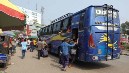 বৃহস্পতিবার সকালে খুলনা থেকে কুষ্টিয়ার উদ্দেশ্যে ছেড়ে আসা দীপ্ত ডিলাক্স পরিবহনের একটি বাস ঝিনাইদহে ছাড়ার অপেক্ষায়