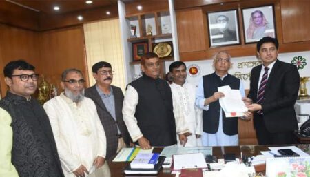নেতাকর্মীদের সঙ্গে নিয়ে মনোনয়নপত্র জমা দিলেন ডা. তৌহিদুজ্জামান