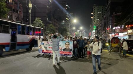 নিস্তব্ধ বিএনপি অফিসের সামনে আ.লীগের আনন্দ মিছিল