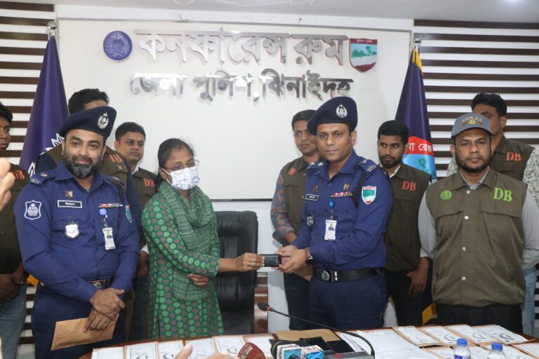 ঝিনাইদহ পুলিশের উদ্ধারকৃত ৩৮ মোবাইলফোন সেট মালিকের কাছে হস্তান্তর