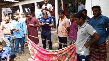 শৈলকুপায় উঠানে পড়েছিল দুই বৈদ্যুতিক মিস্ত্রির মরদেহ শৈলকুপায় দুই বৈদ্যুতিক মিস্ত্রির মরদেহ