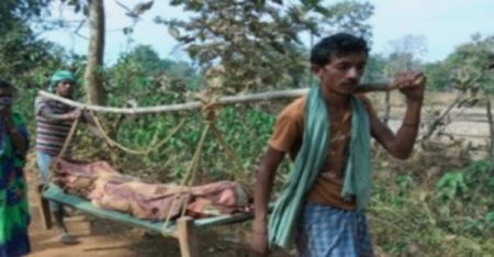 ১০ কিলোমিটার কাঁধে করে নিয়েও বাঁচানো গেলো না রোগীকে