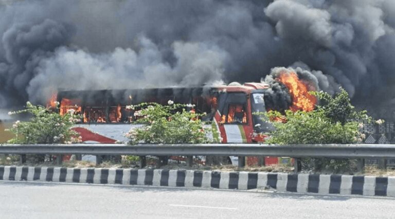 ১০ মিনিটের ব্যবধানে ঢাকায় দুই বাসে আগুন