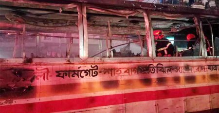 ১০ মিনিটের ব্যবধানে ঢাকায় দুই বাসে আগুন