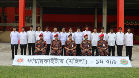 এবার আগুন নেভাবে নারীরা