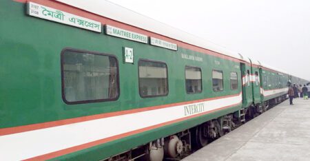 মৈত্রী এক্সপ্রেসে হামলা, জানালা ভাঙচুর