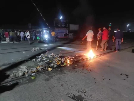 ঈশ্বরদীতে ককটেল হামলা, পুলিশের গাড়ি ভাঙচুর