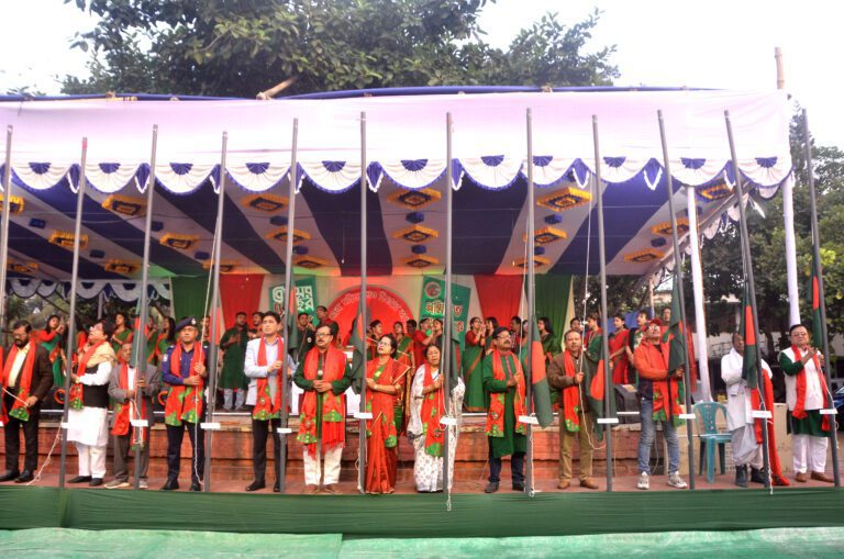 বিজয়ের ৫২ বছর পূর্তিতে যশোরে সাংস্কৃতিক উৎসব ৫২ গুণীজনের ৫২ জাতীয় পতাকা উত্তোলন