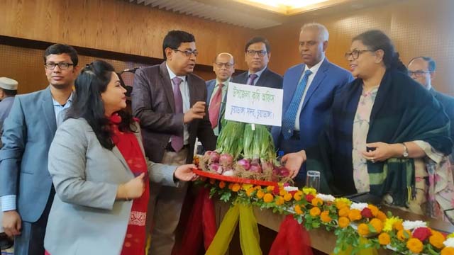 গ্রীষ্মকালীন পেঁয়াজের ফলনের নমুনা দেখে খুশি কৃষি সচিব