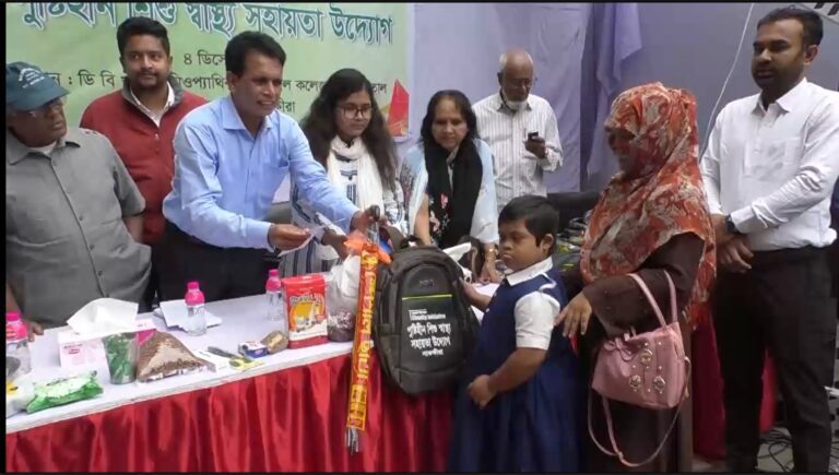 সাবেক ফিফা রেফারি বাবু’র পুরস্কারের টাকা গরীব শিশুদের মাঝে বিতরণ