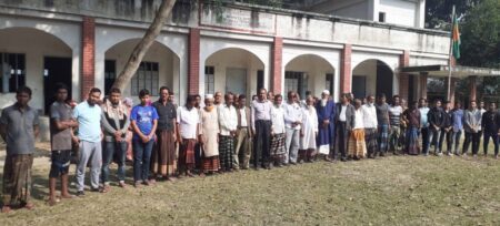তাজপুর মাধ্যমিক বিদ্যালয়ের প্রধান শিক্ষককে বরখাস্তের প্রতিবাদে মানববন্ধন