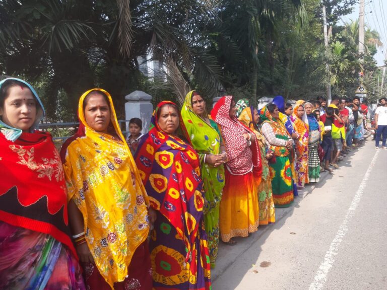 ডোম সমাজ পঞ্চায়েত কমিটির মানববন্ধন শেষে ডিসির কাছে নালিশ