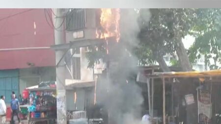 কুইন্স হসপিটালের পাশের বিদ্যুতের খুঁটিতে আগুন