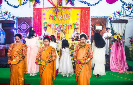 গির্জায় গির্জায় প্রার্থনার মধ্যে দিয়ে ‘শুভ বড়দিন’ উদযাপিত